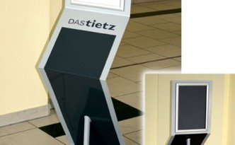 Aufsteller mit Wechselrahmen beidseitig.jpg